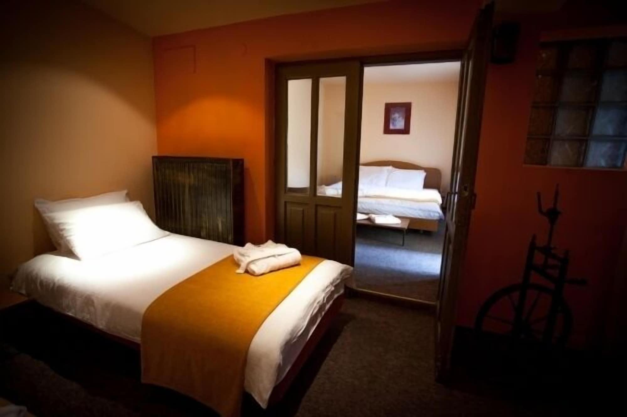 Deja Vu Guesthouse Cluj-Napoca Buitenkant foto